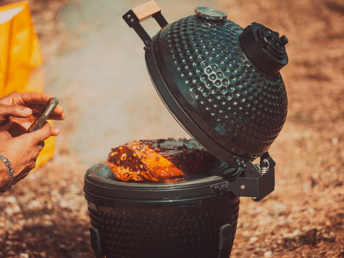 Vlees gaart laag en langzaam op de kamado-grill